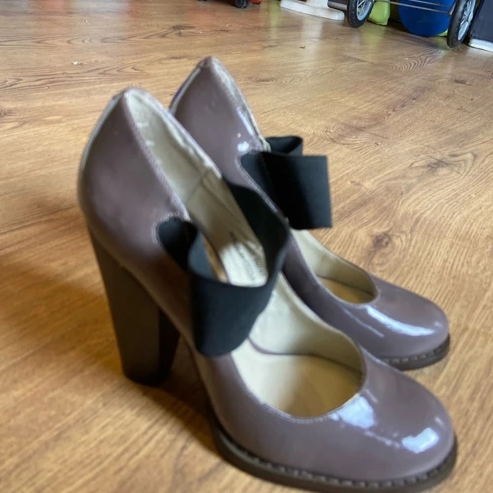 Chic Brown Heels with Black Accent